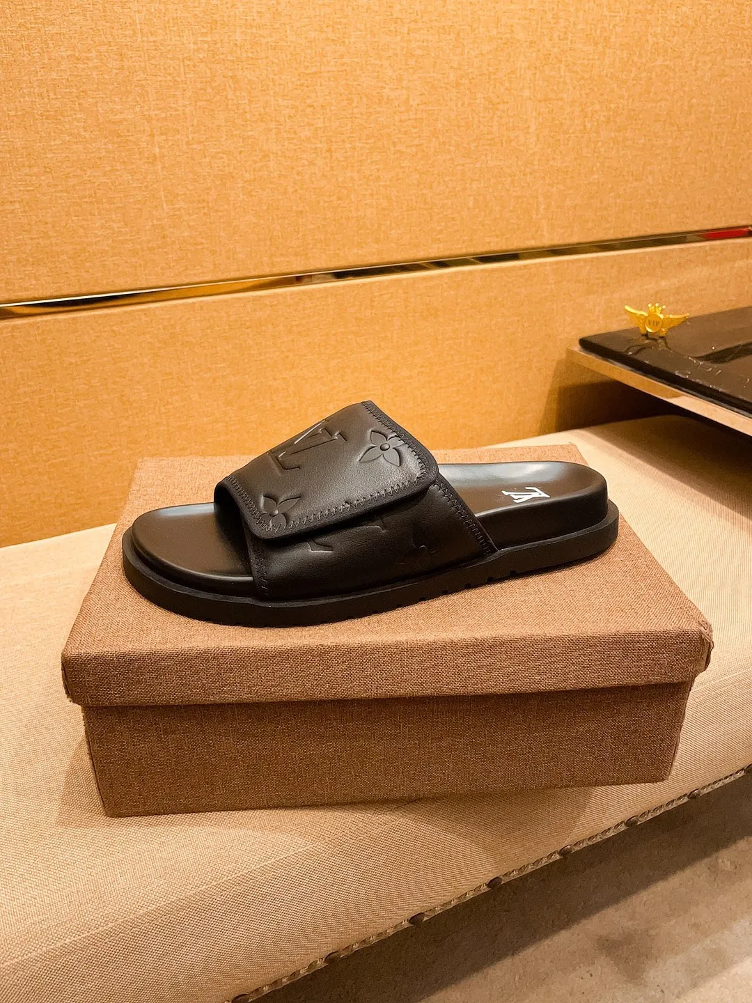 Men's men's shoes 💰 320💰 New model on the market 🔥[LV🔥 Louis Vuitton slippers] High-end 1:1 mold customization, original upgraded version of the outsole, lighter and non-slip. The market's top quality, fashionable and trendy, versatile and popular, simple yet tasteful, a must-have for fashionistas, exuding a fashionable and casual atmosphere, fashion is at your feet, full of confidence, the same style at the counter 👍The season of spring and summer slippers is here, super beautiful to wear, 38-44 2⃣️colors available🔥